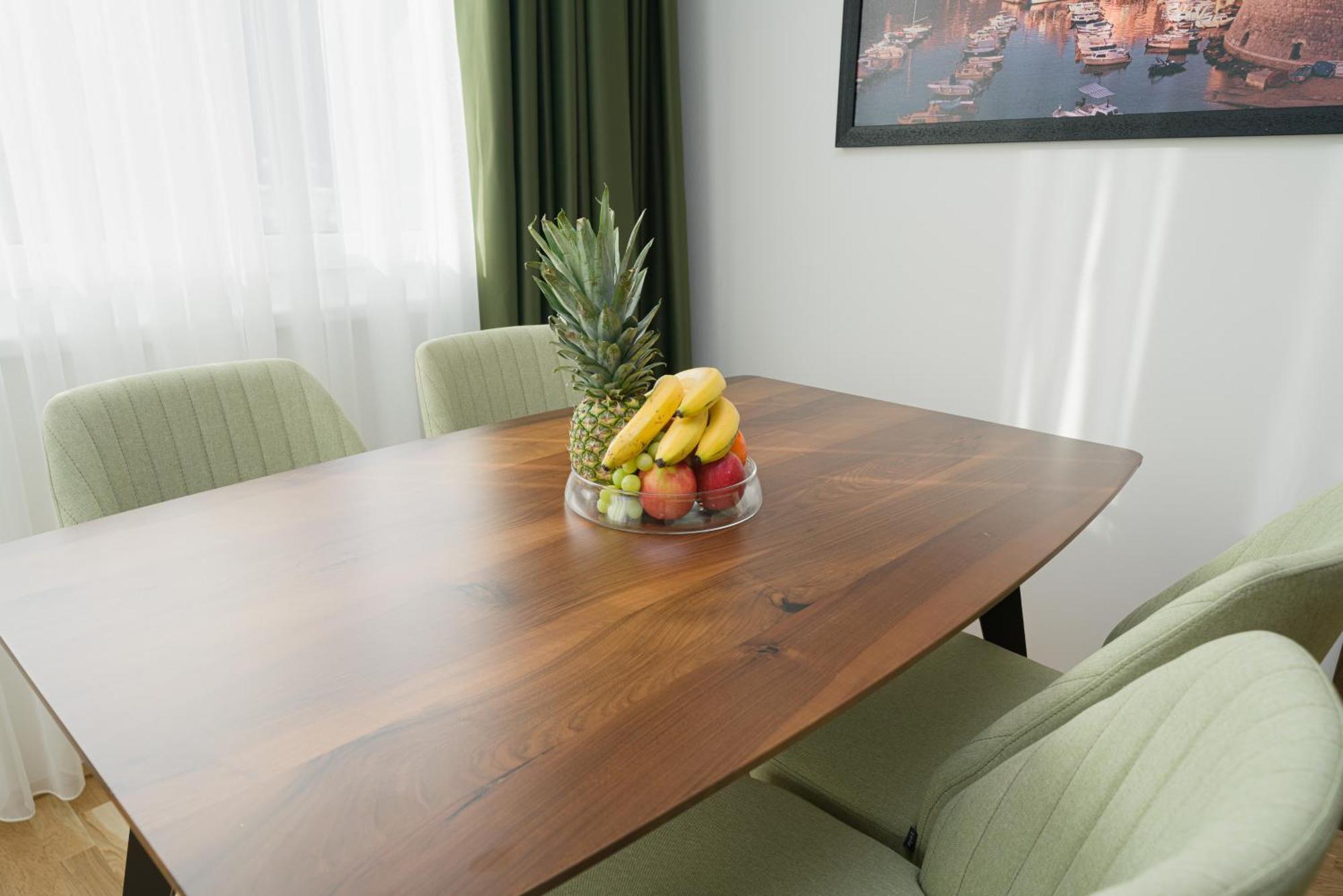 Myapartments Vienna Room photo A dining table with a fruit bowl as a centerpiece